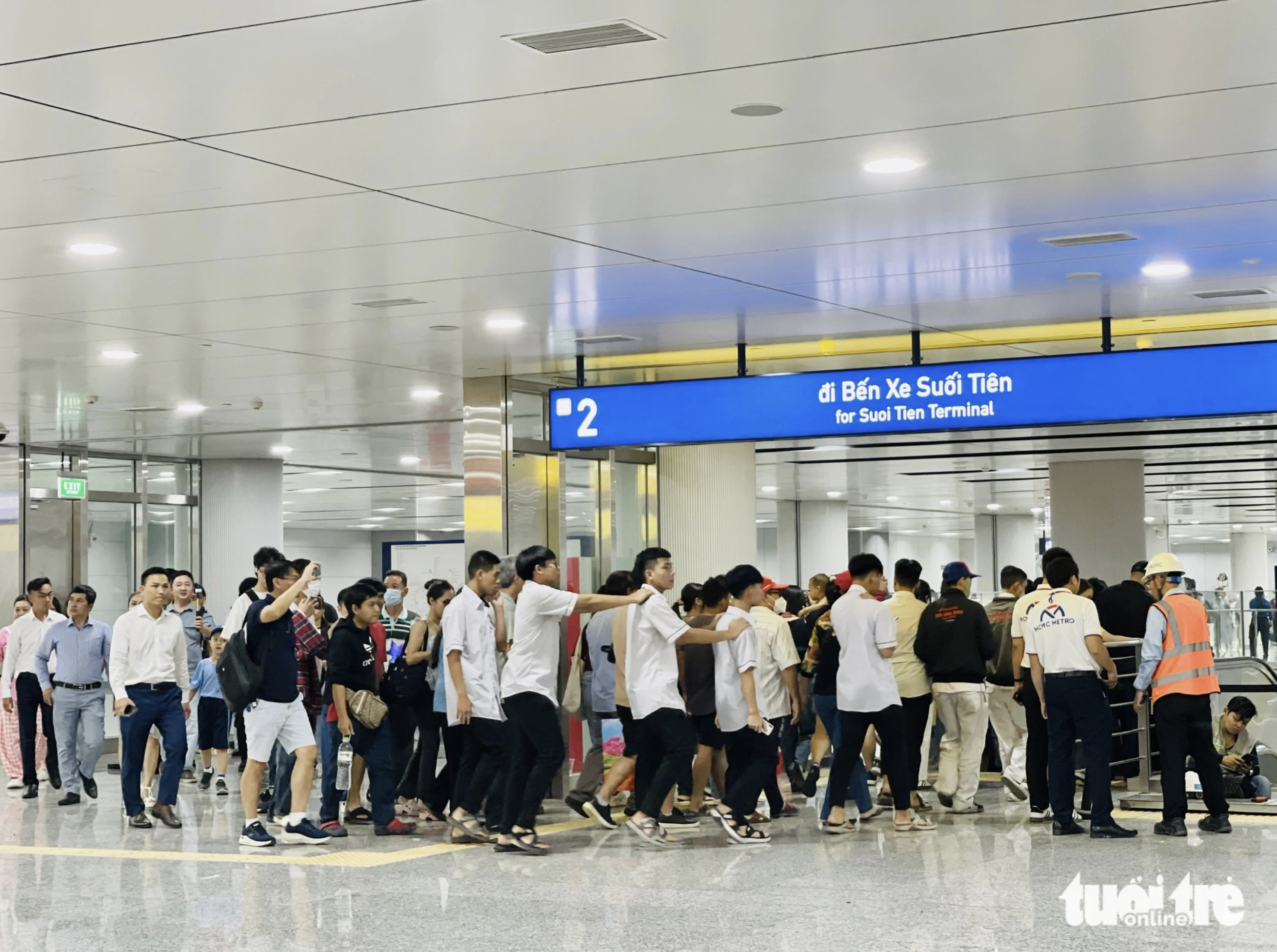 Residents line up at a metro station in Ho Chi Minh City. Photo: Chau Tuan / Tuoi Tre