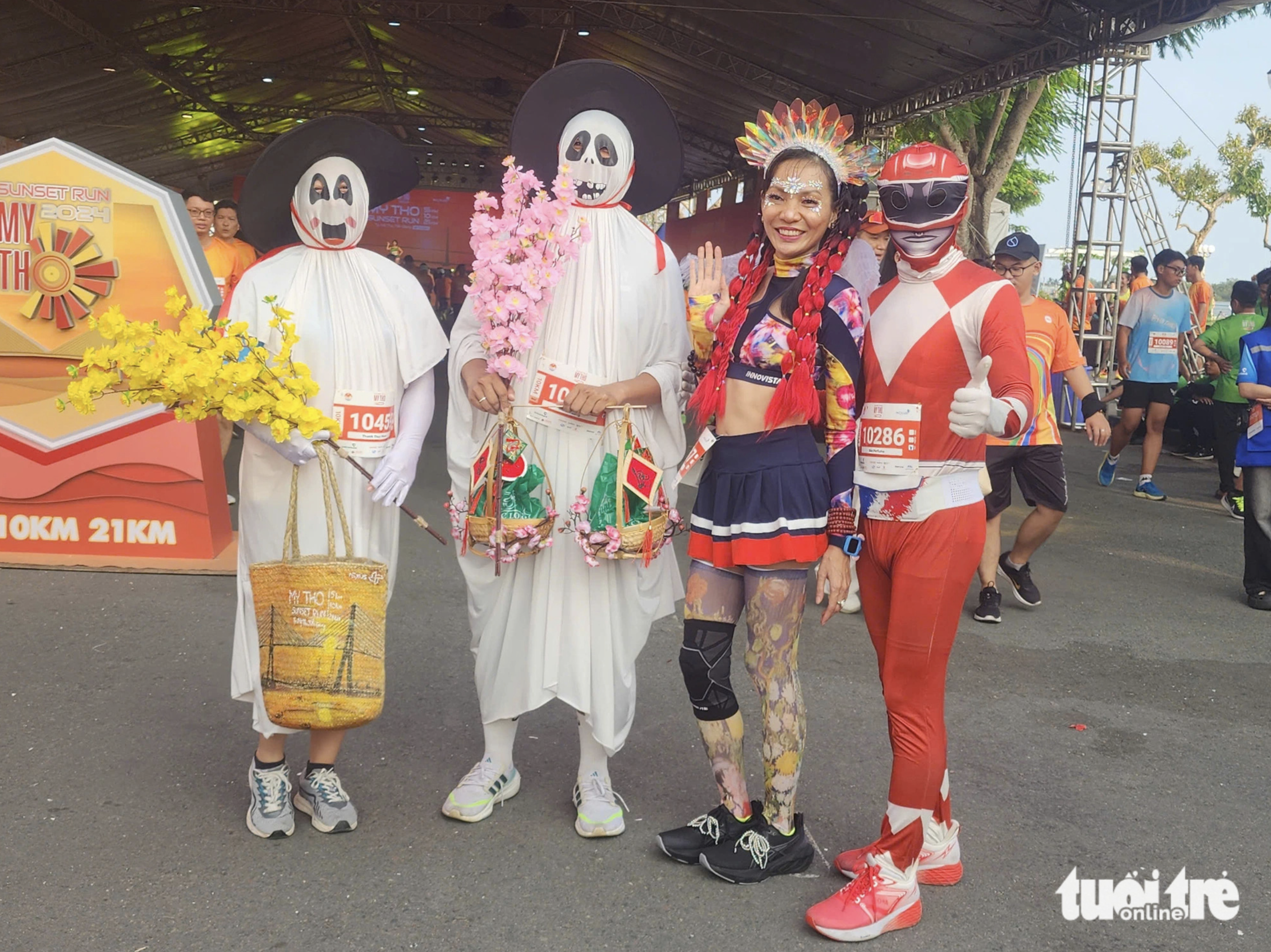 Cosplayers at the My Tho Sunset run 2024 in Tien Giang Province. Photo: Hoai Thuong / Tuoi Tre