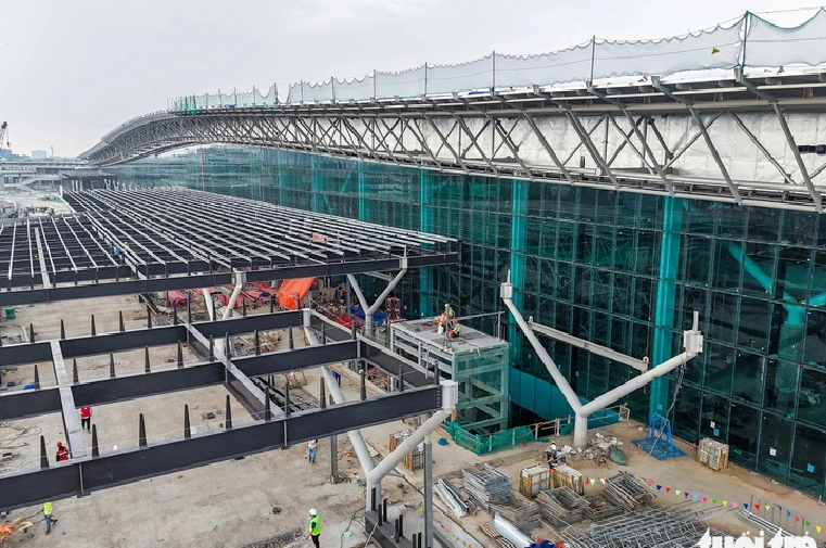 Glass walls of the T3 terminal are 94 percent complete. Photo: Chau Tuan / Tuoi Tre