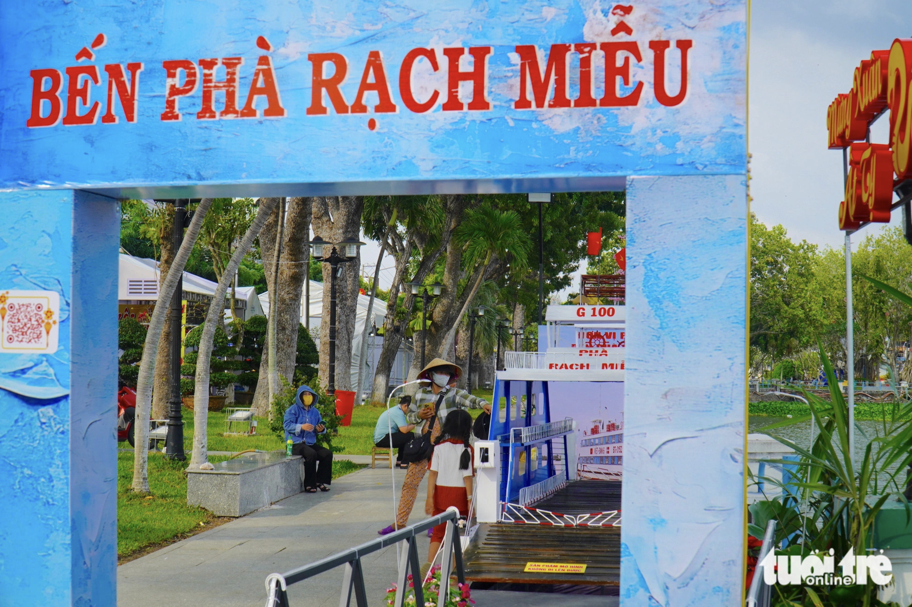 A miniature of the Rach Mieu ferry terminal attracts crowds of locals and tourists for photoshoots. Photo: Mau Truong / Tuoi Tre