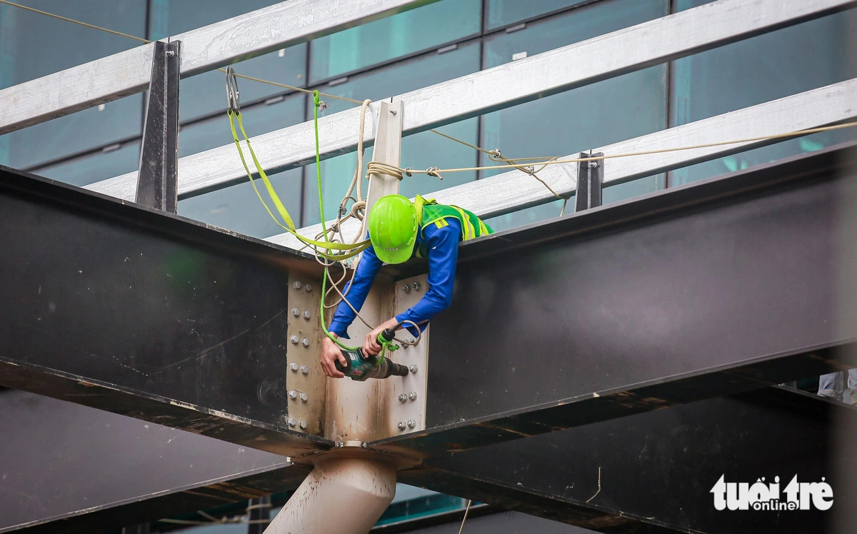 Contractors have divided the construction work into smaller sections to speed up work on the T3 terminal project. Photo: Chau Tuan / Tuoi Tre