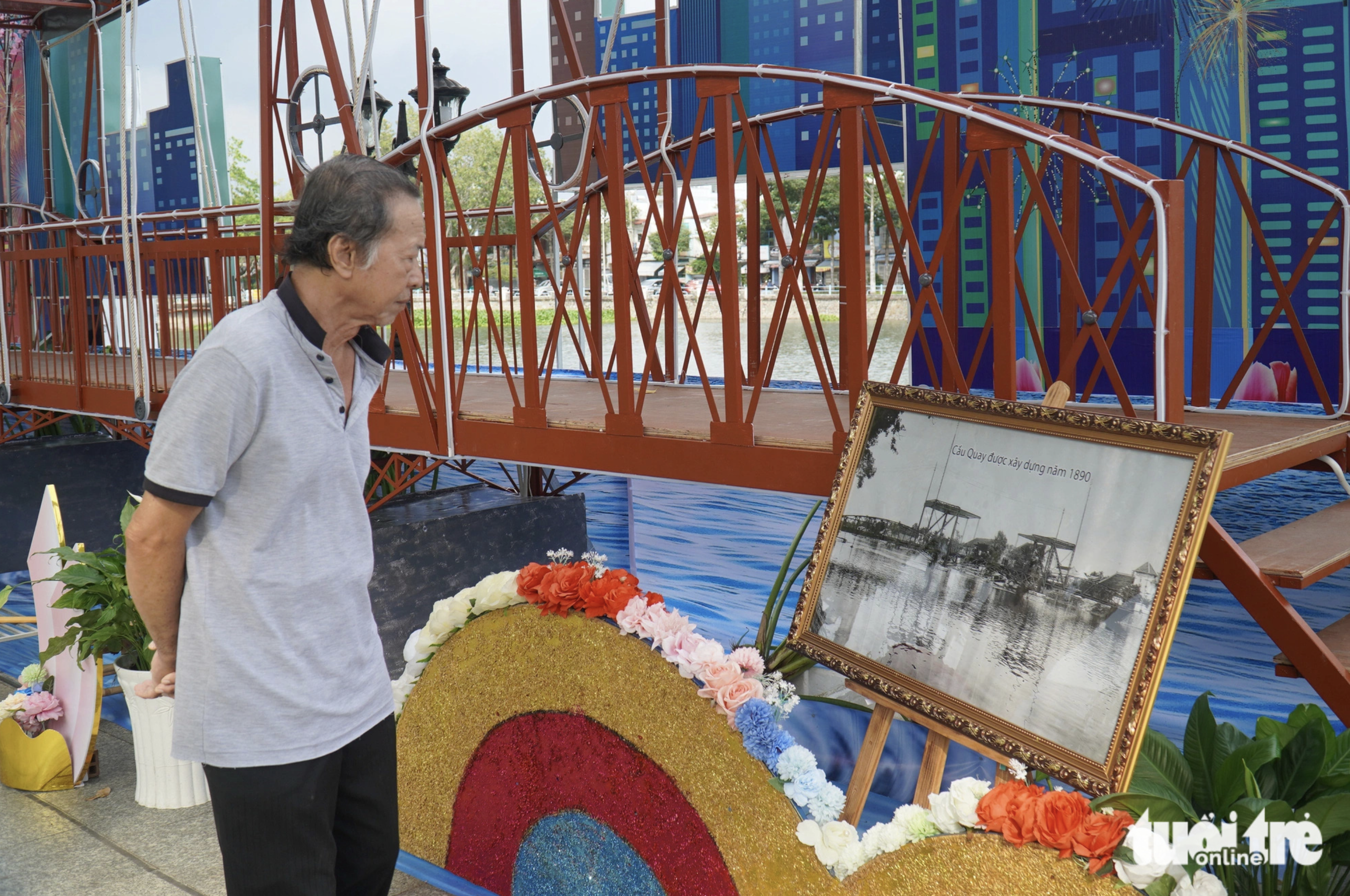 A man takes a look at a picture of Quay Bridge, a famous site of My Tho City, Tien Giang Province, southern Vietnam. Photo: Mau Truong / Tuoi Tre