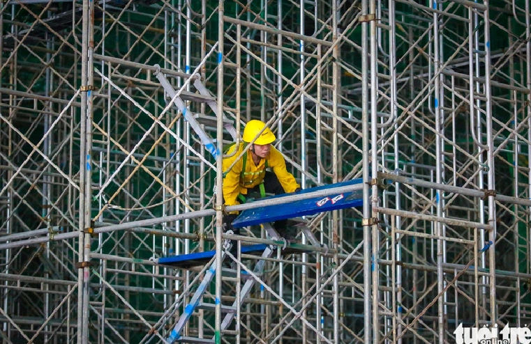 Inside the terminal project are large scaffolds. Photo: Chau Tuan / Tuoi Tre