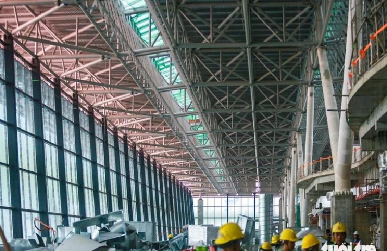 The 7,500-metric-tons steel roof frame is now complete. Photo: Chau Tuan / Tuoi Tre