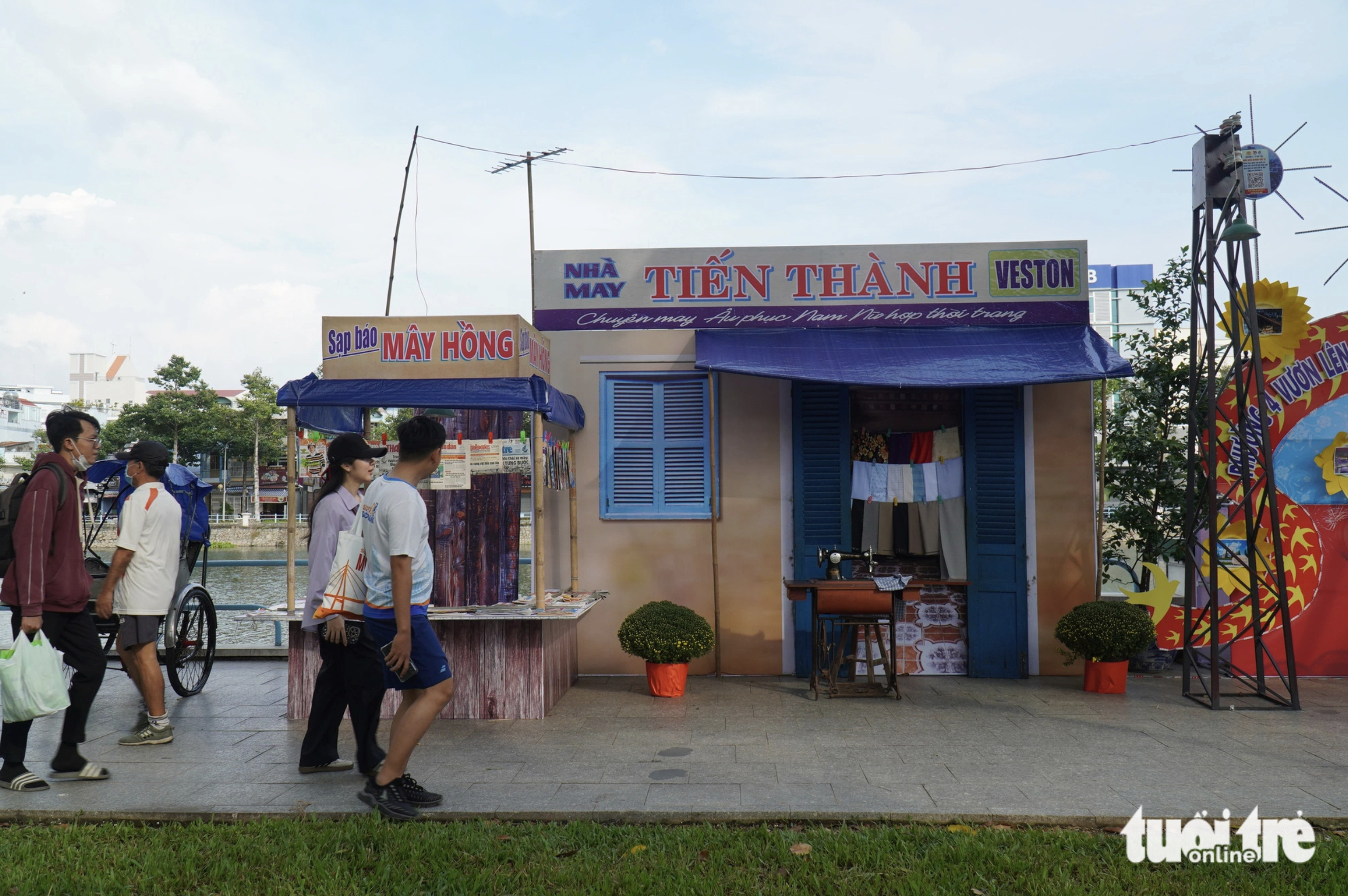 Miniatures of a tailor shop and a newspaper stall at the Hu Tieu My Tho festival in Tien Giang Province. Photo: Mau Truong / Tuoi Tre