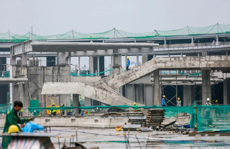 Viaducts outside the T3 terminal are also built. Photo: Chau Tuan / Tuoi Tre