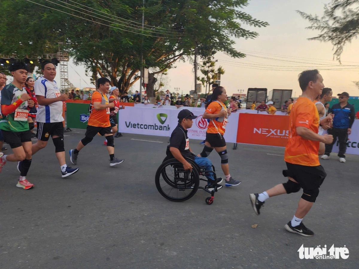 In Vietnam, man finishes 10km running race challenge in wheelchair