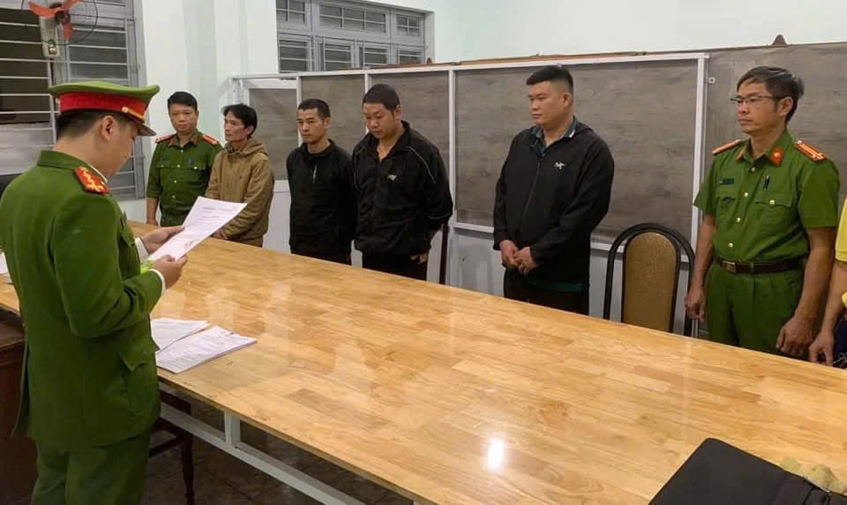 Police initiate legal proceedings against four owners of bean sprout production facilities in Dak Lak Province. Photo: Sy Duc / Tuoi Tre