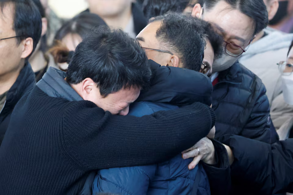 [3/11]Family members of the victims of the Jeju Air crash react as officials hold a briefing at Muan International Airport, in Muan, South Korea, December 30, 2024. Photo: Reuters