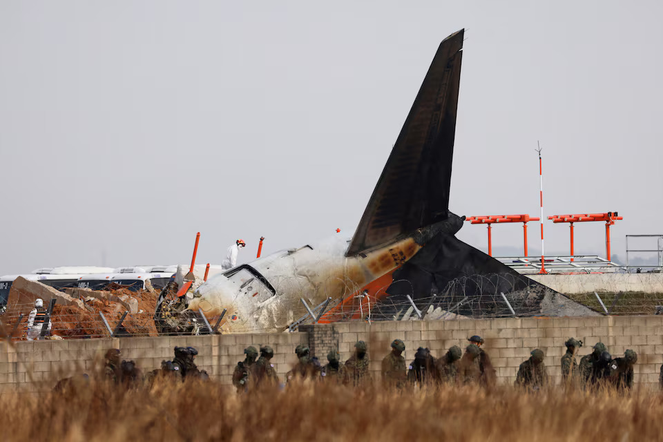 [2/11]Military personnel work at the site where an aircraft of Jeju Air went off the runway and crashed at Muan International Airport, in Muan, South Korea, December 30, 2024. Photo: Reuters