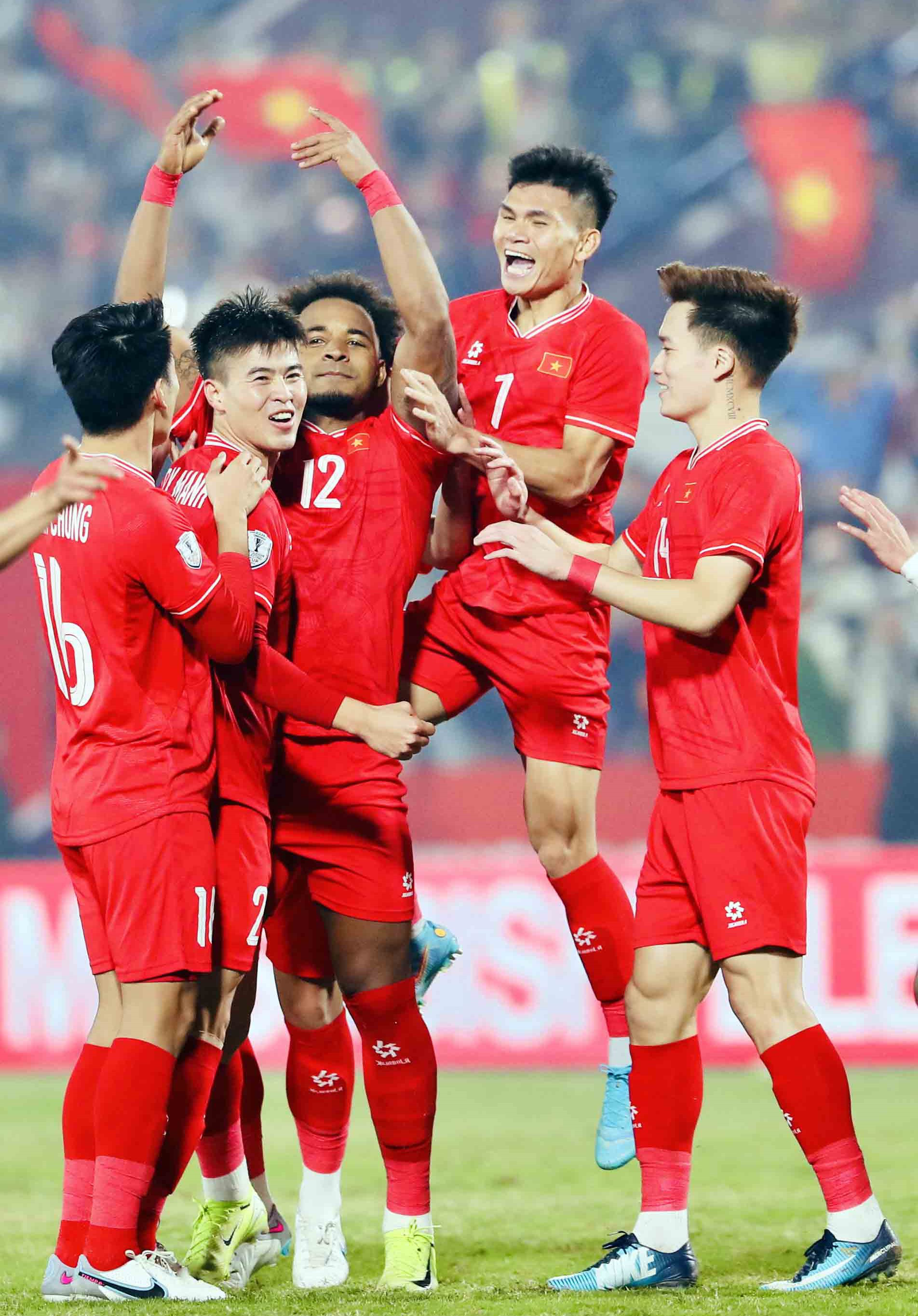 Vietnamese players celebrate a goal during their second leg of the 2024 ASEAN Championship semifinal against Singapore at Viet Tri Stadium in Phu Tho Province, northern Vietnam, December 29, 2024. Photo: N.K.