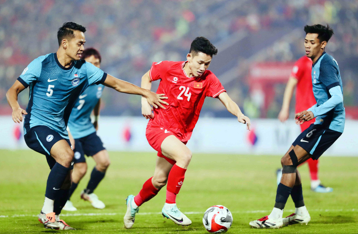 Vietnamese midfielder Nguyen Hai Long (No. 24) dribbles the ball past Singapore players during their second leg of the 2024 ASEAN Championship semifinal against Singapore at Viet Tri Stadium in Phu Tho Province, northern Vietnam, December 29, 2024. Photo: N.K.