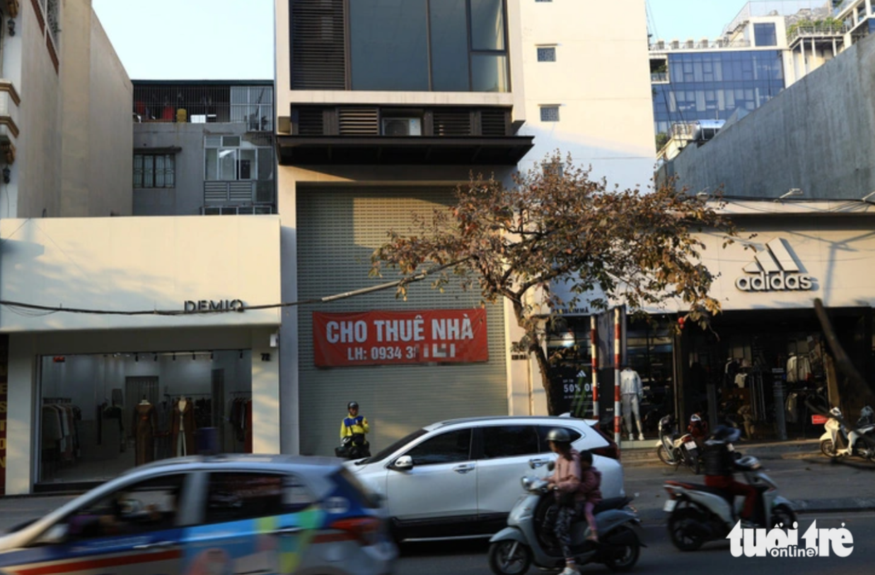 A sign reads a vacant house for lease on Kim Ma Street in Ba Dinh District, Hanoi.