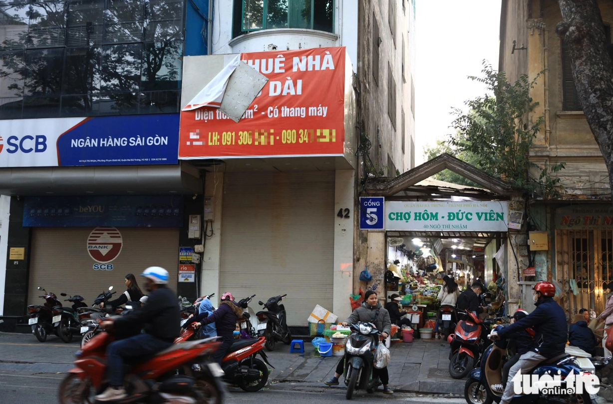 A deserted space in front of Hom Market in Hanoi. Economic experts say that many companies and retailers are renting warehouses down alleys or remote areas rather than retail spaces at prime sites as they are promoting their online sales.