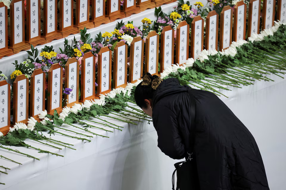 [9/11]A woman prays at a memorial altar for the victims of the Jeju Air crash at Muan International Airport, at Muan Sports Park in Muan, South Korea, December 30, 2024. Photo: Reuters