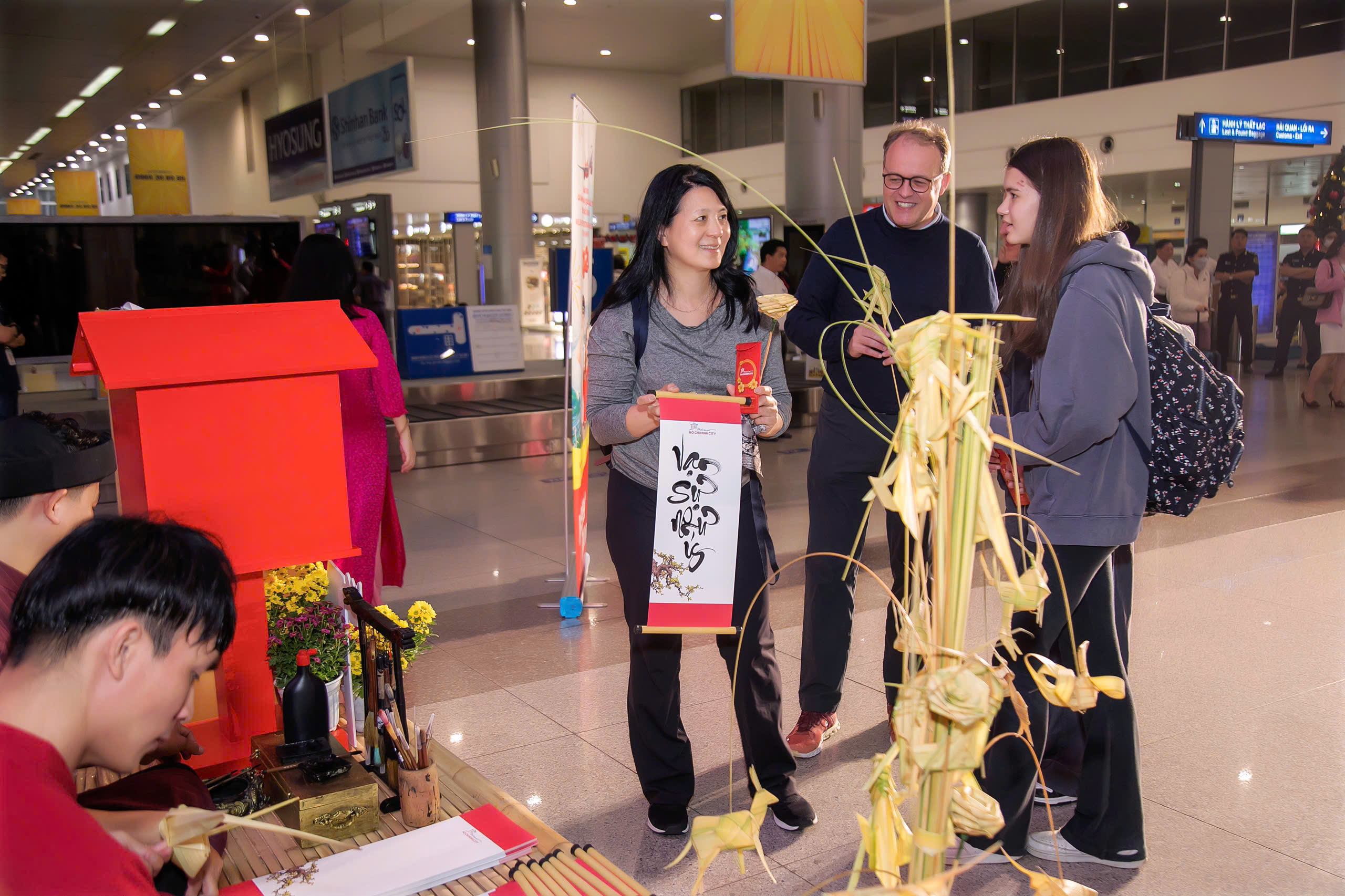 The first visitors arriving on flights from Japan, the United Kingdom, and France are welcomed with a joyful and friendly atmosphere on the first day of the new year, January 1, 2024.