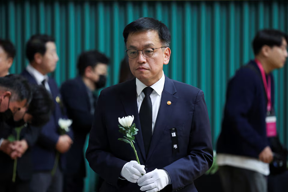 [6/11]South Korea's acting President Choi Sang-mok visits a memorial altar for the victims of the Jeju Air crash at Muan International Airport, at Muan Sports Park in Muan, South Korea, December 30, 2024. Photo: Reuters