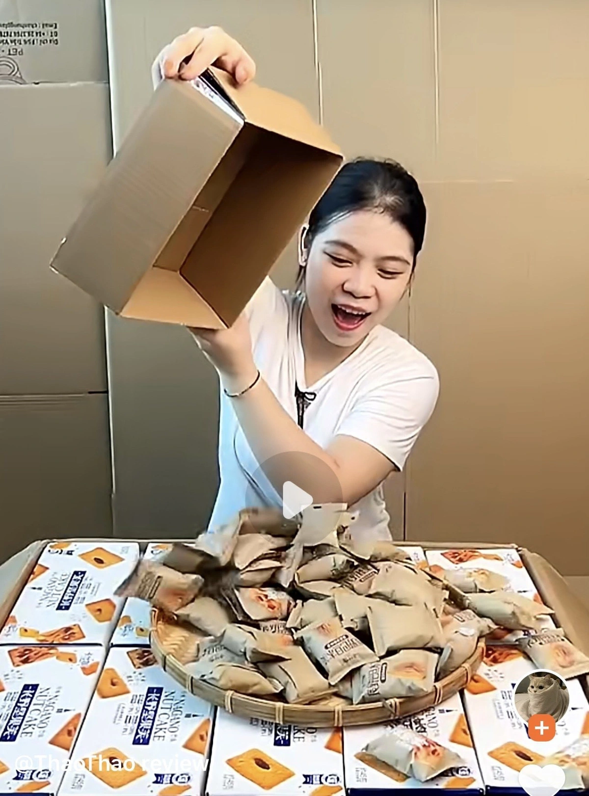 A screenshot shows Chinese cakes on sale via a live stream on an e-commerce platform.