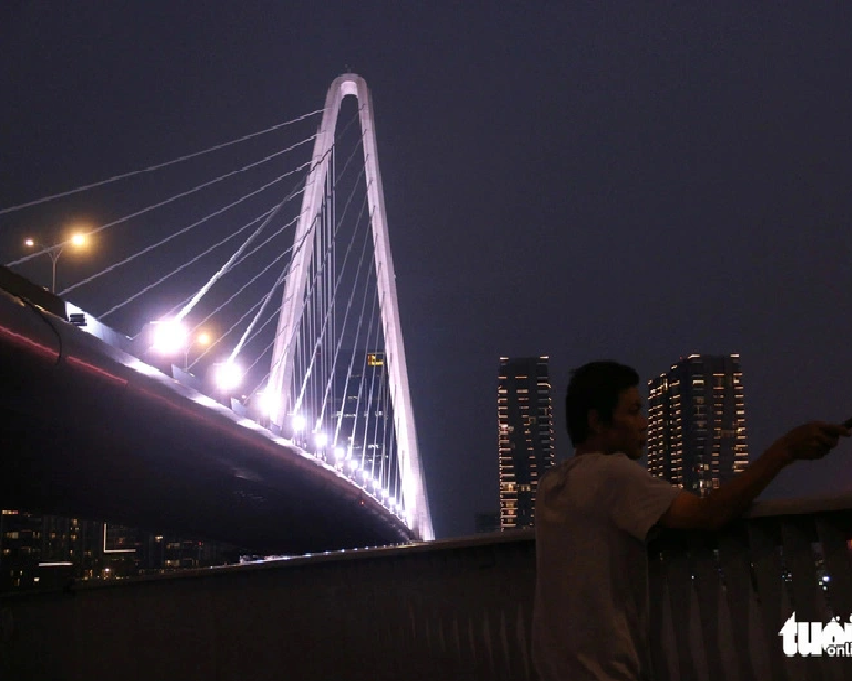 At 6:00 pm on December 30, 2024, the lighting system on the Ba Son Bridge in Ho Chi Minh City was activated. Photo: Bui Nhi / Tuoi Tre