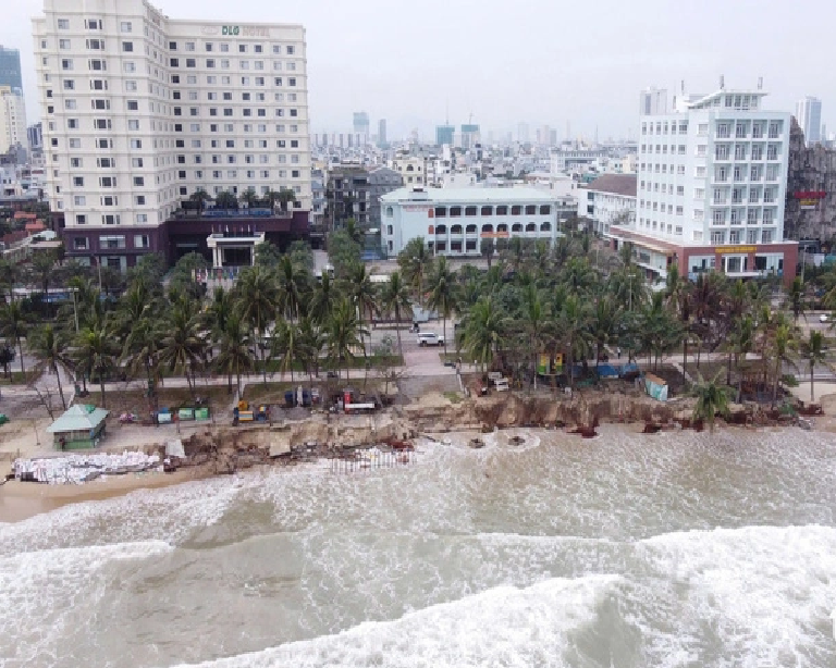 The area in front of DLG Hotel on Vo Nguyen Giap Street in Da Nang City is seriously eroded. Photo: Truong Trung / Tuoi Tre