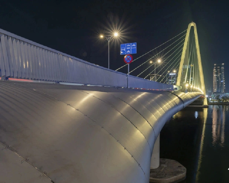 The lighting system on the Ba Son Bridge in Ho Chi Minh City was completed ahead of the new year. Photo: Van Trung / Tuoi Tre