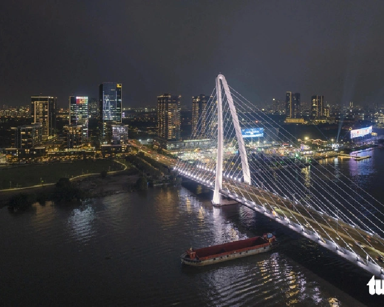 The artistic lighting system on the Ba son Bridge contributes to illuminating the Saigon River in Ho Chi Minh City. Photo: Bui Nhi / Tuoi Tre