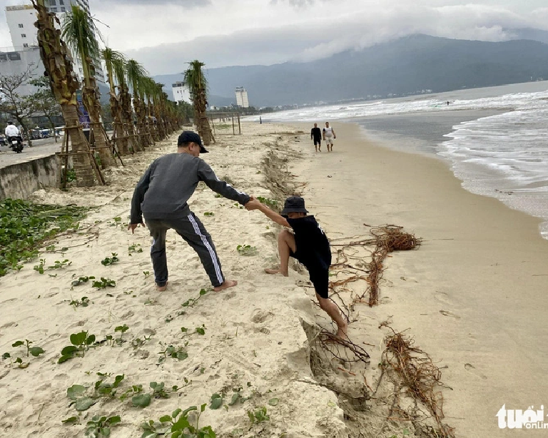 Waves pound against a beach along Vo Nguyen Giap Street in Da Nang City. Photo: Truong Trung / Tuoi Tre