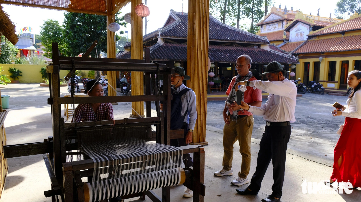 Tourists visit a shawl weaving facility in Dong Thap Province, southern Vietnam. Photo: Dang Tuyet / Tuoi Tre