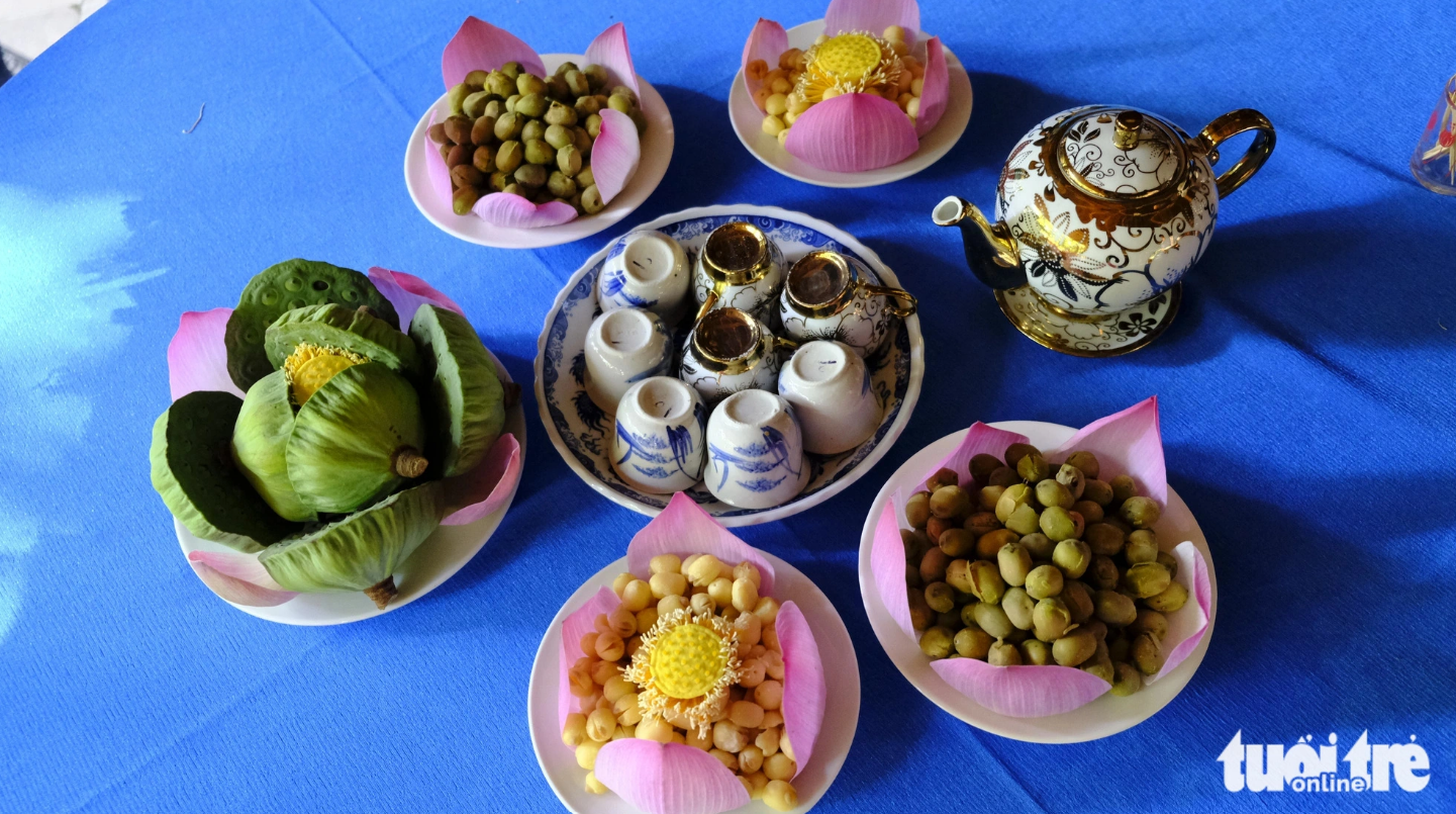 Lotus tea and steamed lotus seeds are among Dong Thap Province’s specialties. Photo: Dang Tuyet / Tuoi Tre