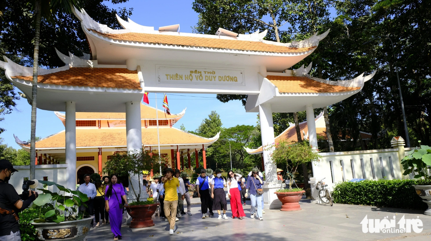 Tourists visit a famous temple in Dong Thap Province. Photo: Dang Tuyet / Tuoi Tre