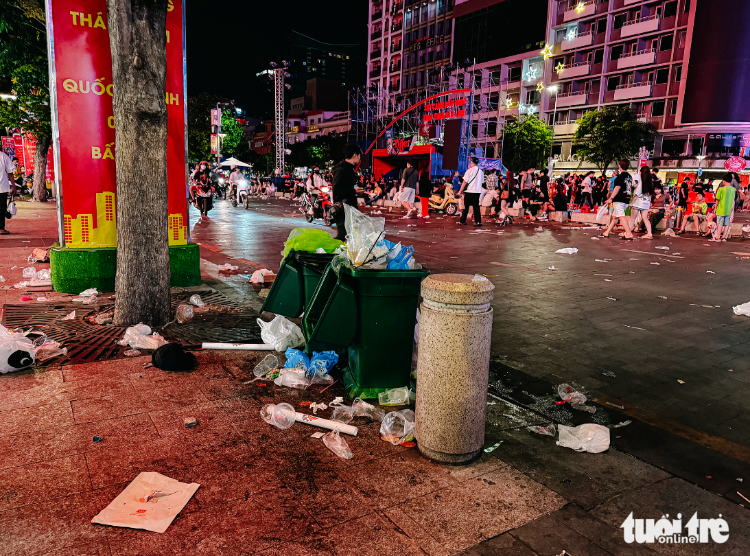 Trash cans are overflowing with garbage on Nguyen Hue Pedestrian Street, Ho Chi Minh City after the New Year countdown event ends in the wee hours of January 1, 2025. Photo: Thanh Hiep / Tuoi Tre