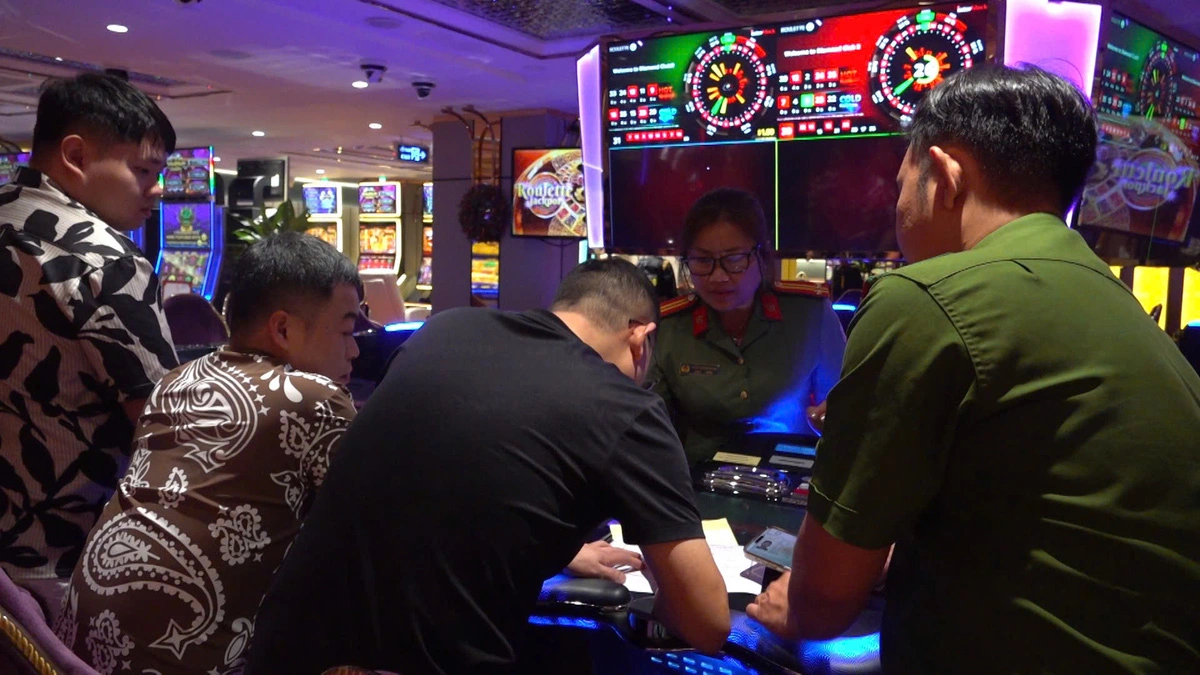 Police seize $160,000 in bursting gambling ring involving Vietnamese at Ho Chi Minh City hotel