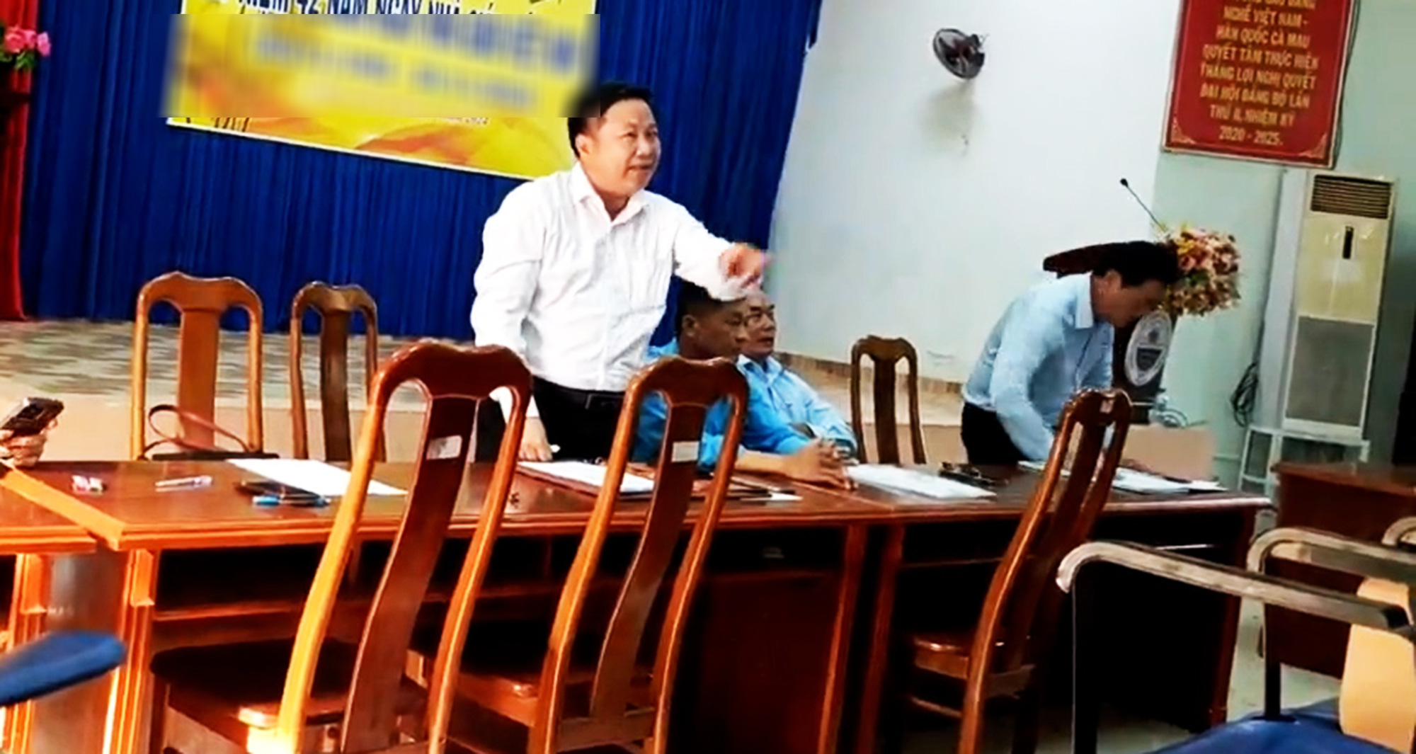 A screenshot of the video capturing the abrupt meeting between Ho Hoang Anh, director of Bao Gia Ca Mau Joint Stock Company, and over 100 electric taxi drivers.