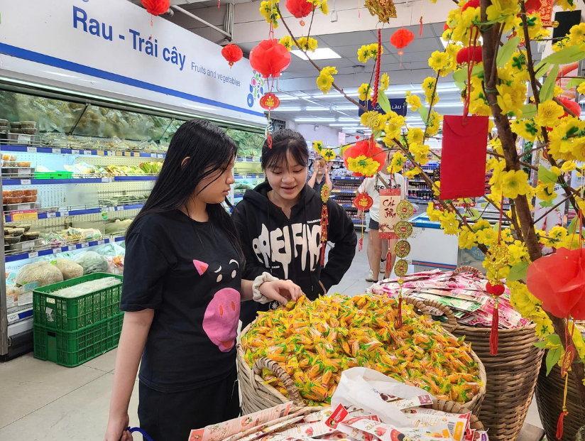 A supermarket in Ho Chi Minh City is full of Tet items. Photo: Nhat Xuan / Tuoi Tre