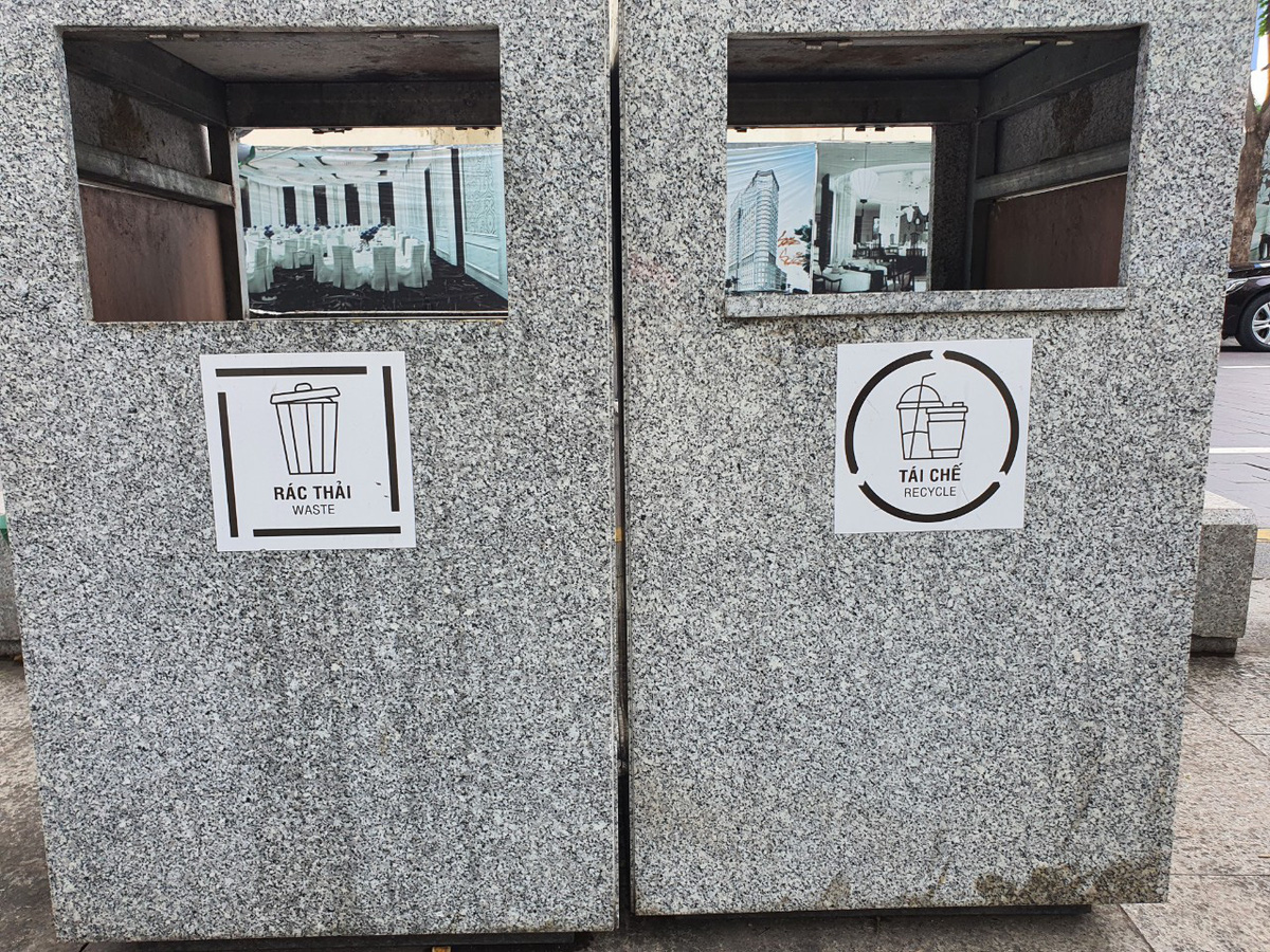 Trash bins with bilingual Vietnamese-English sorting instructions on Nguyen Hue Street in District 1, Ho Chi Minh City. Photo: L.T.T.