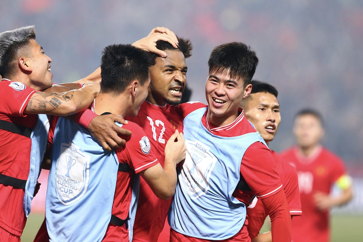 Vietnamese players celebrate a goal in the first leg of their 2024 ASEAN Championship final against Thailand at Viet Tri Stadium in Phu Tho Province, northern Vietnam, January 2, 2025. Photo: Hoang Tung