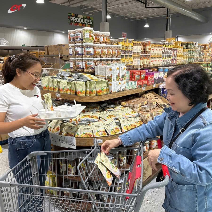 Shoppers in the U.S. embrace Cay Thi's fresh porridge, made from the globally renowned ST25 rice. Photo: NA / Tuoi Tre