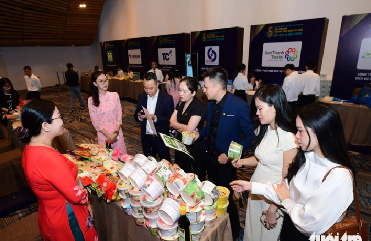 Guests visit booths at the seminar in Ho Chi Minh City on January 3, 2025. Photo: Quang Dinh / Tuoi Tre