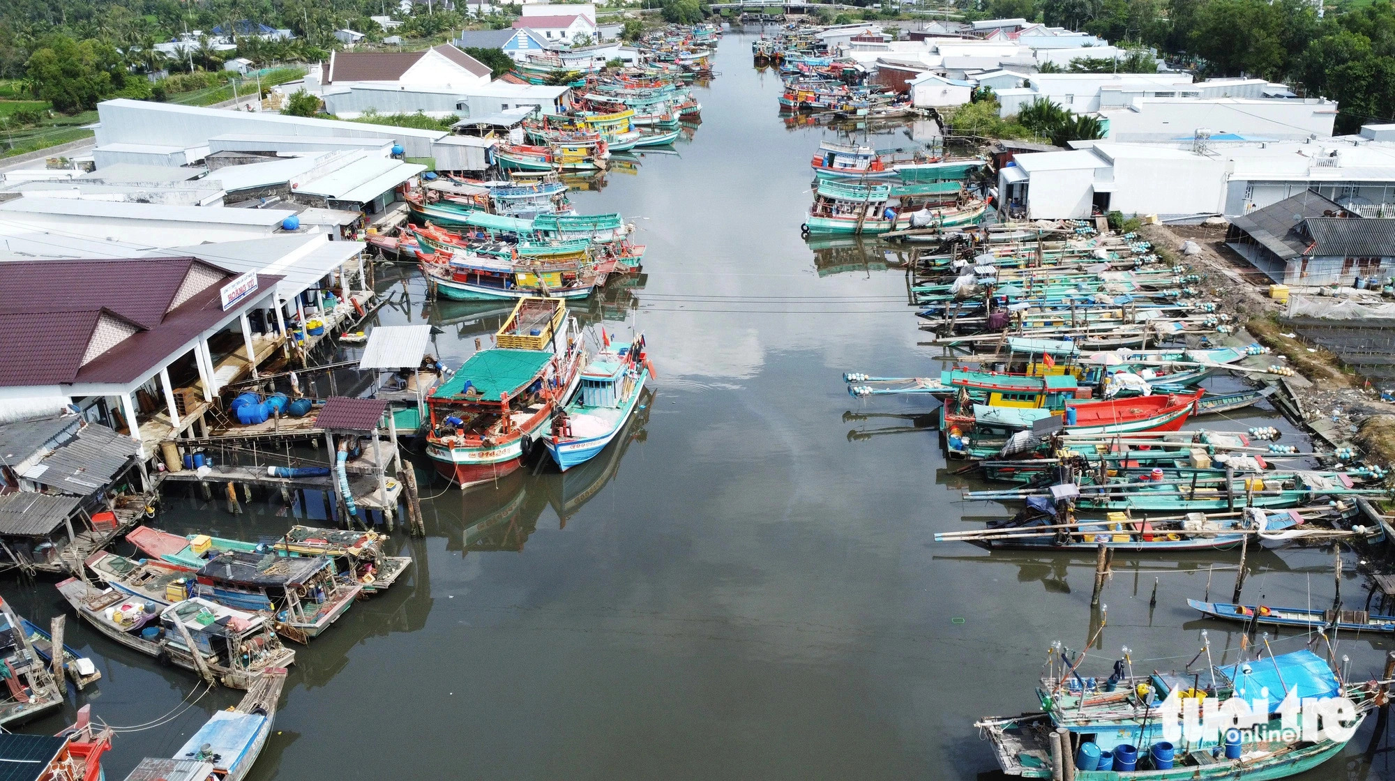 Some fishing boats in Ca Mau Province, southern Vietnam remain idle due to depleted fishing grounds. Photo: Thanh Huyen / Tuoi Tre