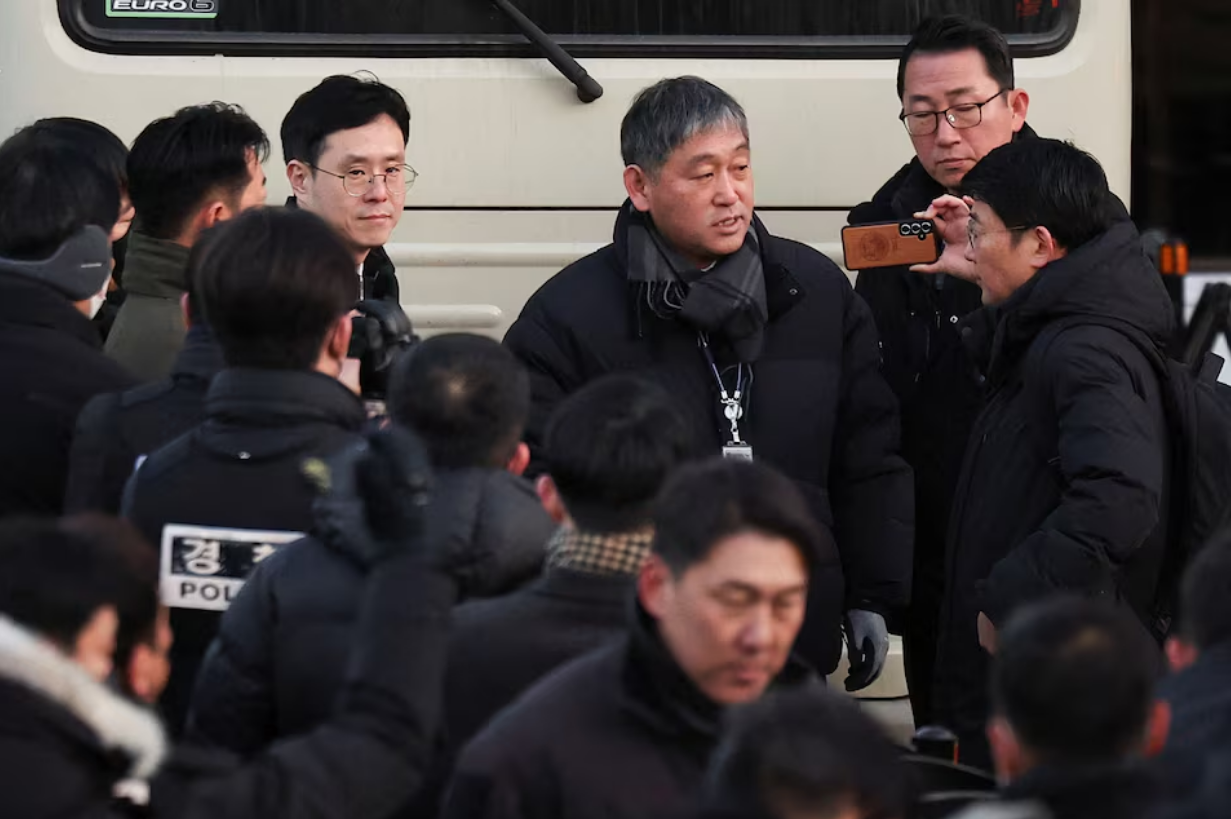 Members of the Corruption Investigation Office for High-ranking Officials gather in front of the impeached South Korean President Yoon Suk Yeol's official residence, as Yoon faces potential arrest after a court on Tuesday approved a warrant for his arrest, in Seoul, South Korea, January 3, 2025. Photo: Reuters