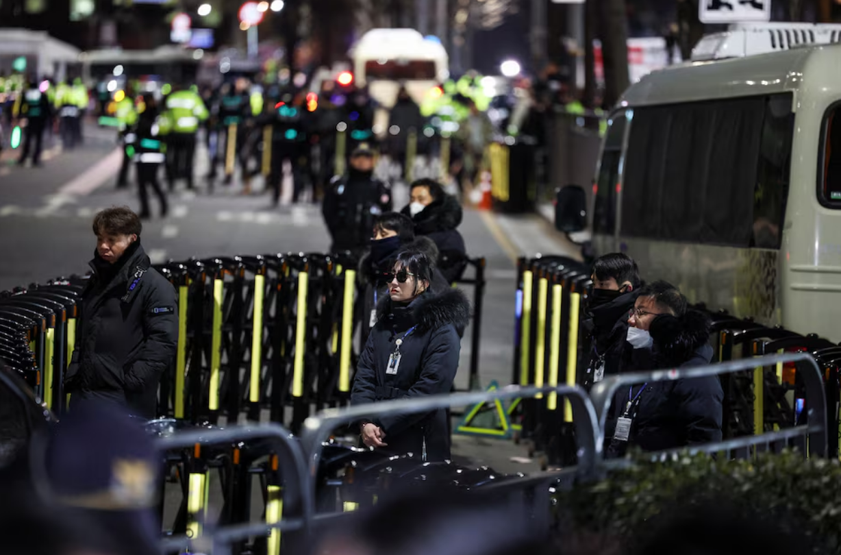 Police officers stand guard in front of the impeached South Korean President Yoon Suk Yeol's official residence, as Yoon faces potential arrest after a court on Tuesday approved a warrant for his arrest, in Seoul, South Korea, January 3, 2025. Photo: Reuters