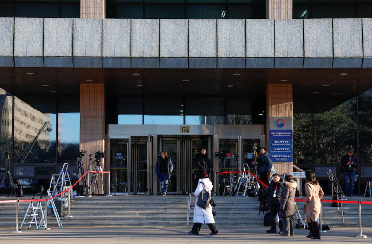 Members of the media await the arrival of impeached South Korean President Yoon Suk Yeol at the Corruption Investigation Office for High-ranking Officials in Gwacheon, South Korea, January 3, 2025. Photo: Reuters