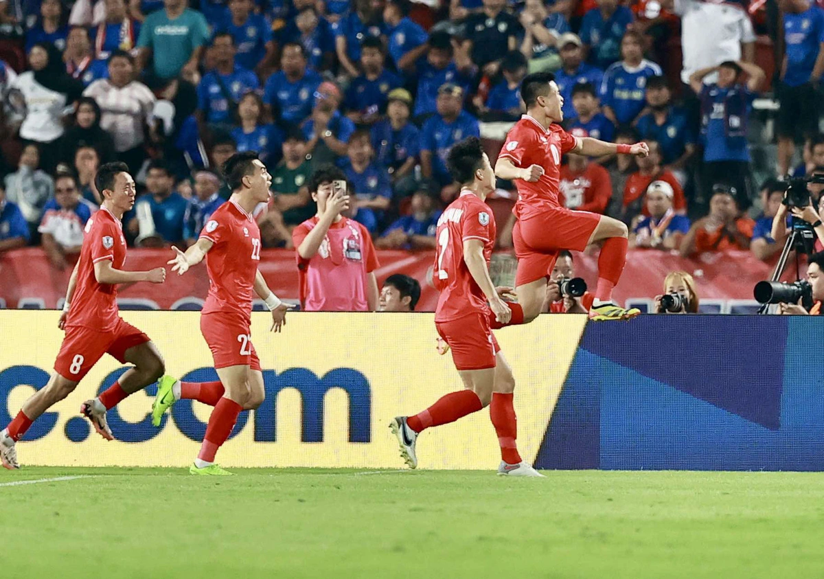 Vietnamese players celebrate a goal during the second leg of their 2024 ASEAN Championship final against Thailand in Bangkok, January 5, 2025. Photo: Nguyen Khanh / Tuoi Tre