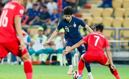 Thailand's Ben Davis controls the ball during the second leg of the 2024 ASEAN Championship final between Vietnam and Thailand in Bangkok, January 5, 2025. Photo: Nguyen Khanh / Tuoi Tre