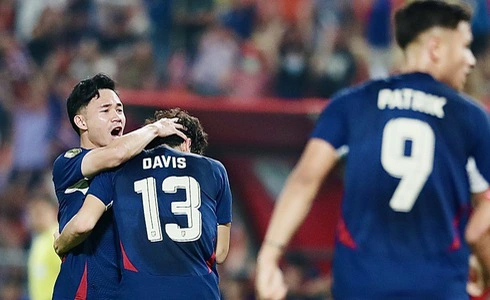 Thai players celebrate a goal during the second leg of their 2024 ASEAN Championship final against Vietnam in Bangkok, January 5, 2025. Photo: Nguyen Khanh / Tuoi Tre