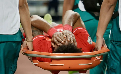 Vietnam's Nguyen Xuan Son is stretchered off after suffering a serious injury during the second leg of the 2024 ASEAN Championship final between Vietnam and Thailand in Bangkok, January 5, 2025. Photo: Nguyen Khanh / Tuoi Tre