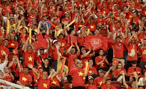 Vietnamese supporters cheer during the second leg of the 2024 ASEAN Championship final between Vietnam and Thailand in Bangkok, January 5, 2025. Photo: Nguyen Khanh / Tuoi Tre