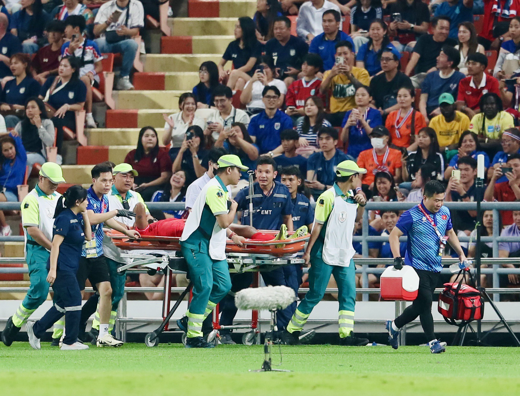 Vietnam’s Nguyen Xuan Son is stretchered off after suffering a serious injury during the second leg of the 2024 ASEAN Championship final between Vietnam and Thailand in Bangkok, January 5, 2025. Photo: Nguyen Khanh / Tuoi Tre