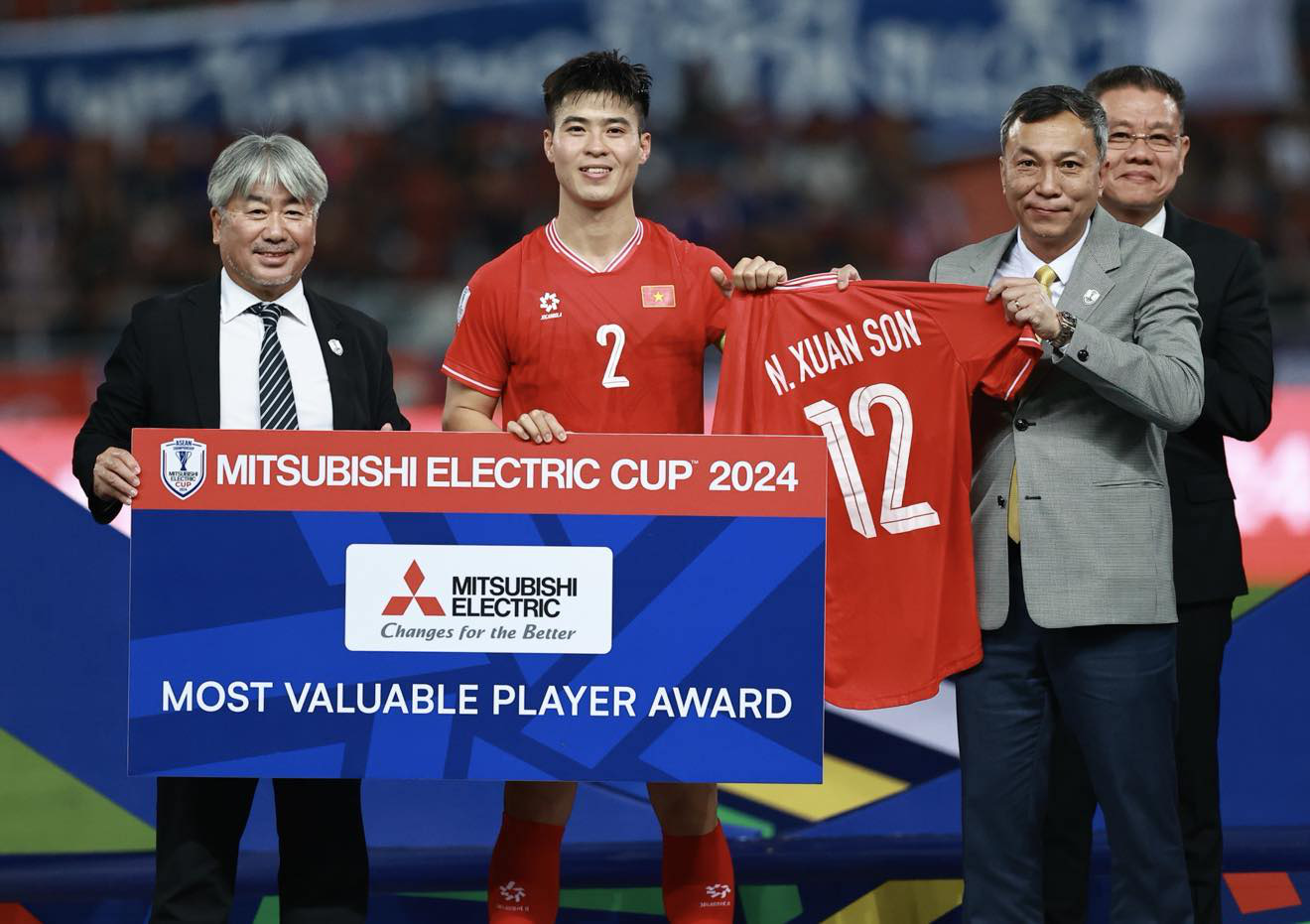 Vietnam’s skipper Do Duy Manh receives the Most Valuable Player Award of the 2024 ASEAN Championship on behalf of Nguyen Xuan Son in Bangkok, January 5, 2025. Photo: Nguyen Khanh / Tuoi Tre