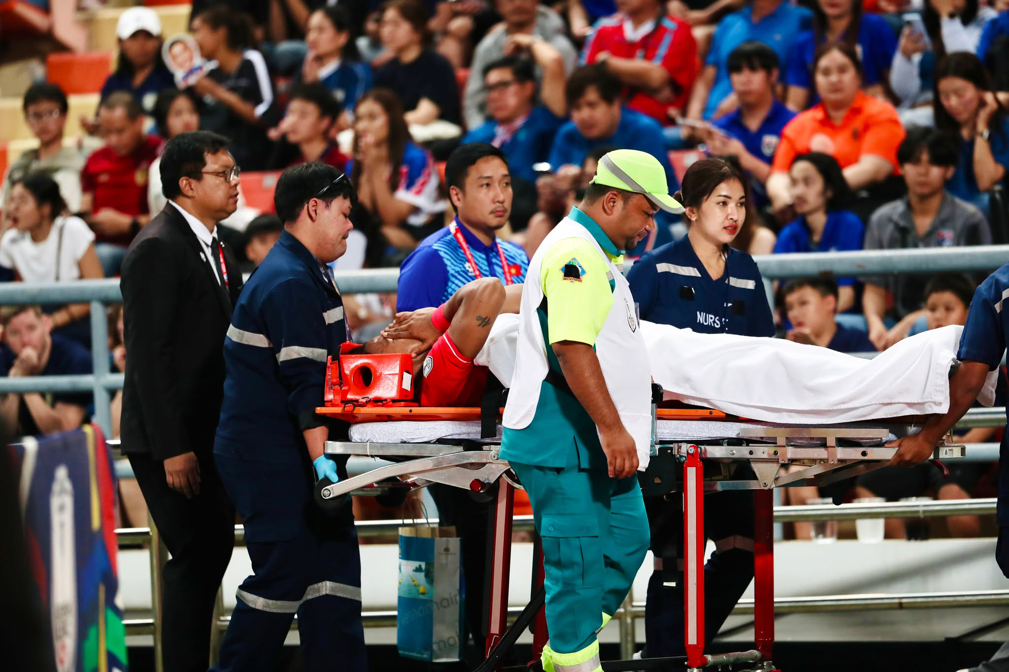 Vietnam’s Nguyen Xuan Son is stretchered off after suffering a serious injury during the second leg of the 2024 ASEAN Championship final between Vietnam and Thailand in Bangkok, January 5, 2025. Photo: Nguyen Khanh / Tuoi Tre